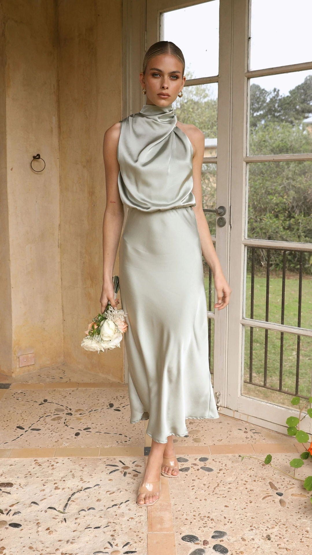 Amber™ | Elegante Satijnen Jurk met Hoge Hals in Lichtgoud
