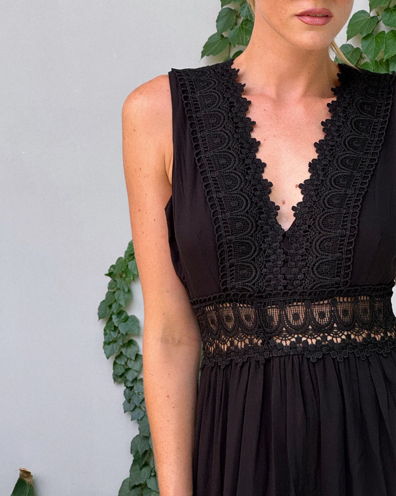 ALYSSA™ | Mouwloze Midi Jurk met V-hals en Verfijnde Kantdetails